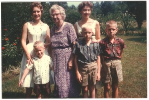 Ruth McDaniel with her Spencer grandchildren. Back row L to R, Laura Jane Spencer, Ruth McDaniel, Susanne Spencer; Front row L to R, Robert Harper Baldwin Spencer, John Robinson Spencer, Thomas Watson Spencer.